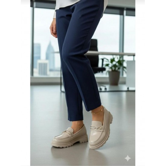 Kadın Bej Mat Rugan Taşlı Zincir Detaylı Kalın Tırtıklı Taban Loafer Ayakkabı